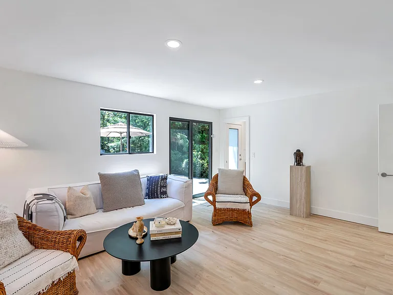 94 Peconic Hills Dr — Photo 16