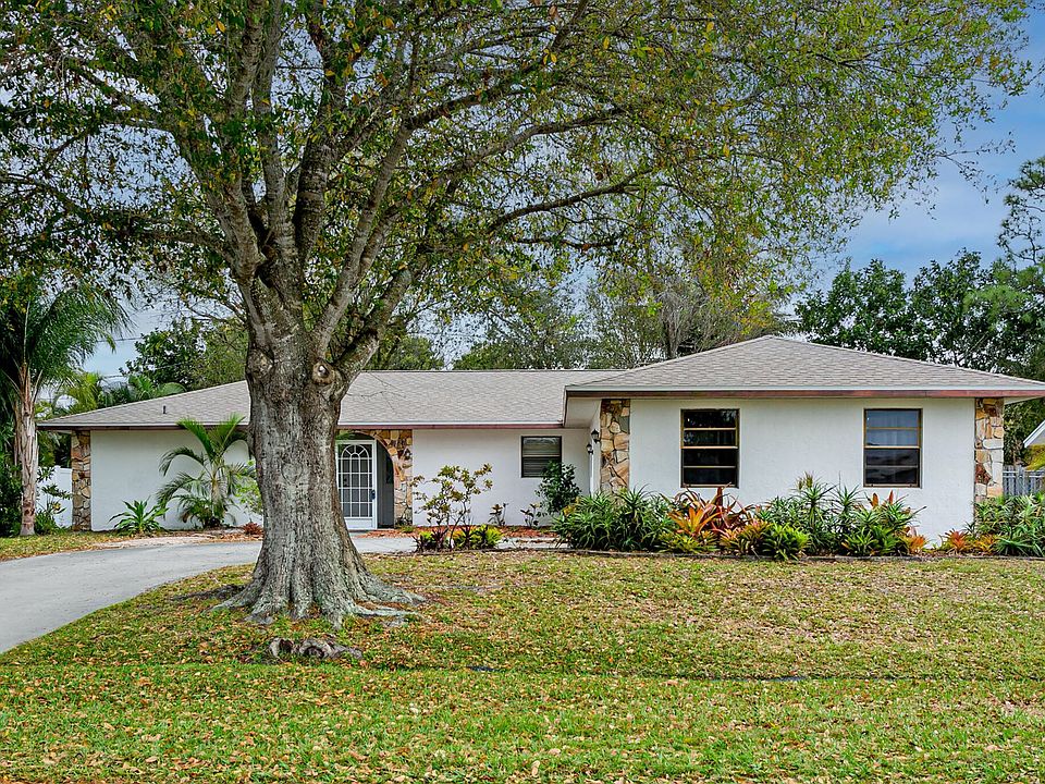 1st image of 412 SE Seabreeze Ln