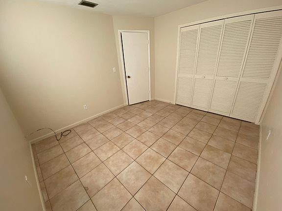 3rd image of 1002 SE 12th Ter APT E