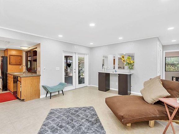 5th image of 301 Oak Hill Dr