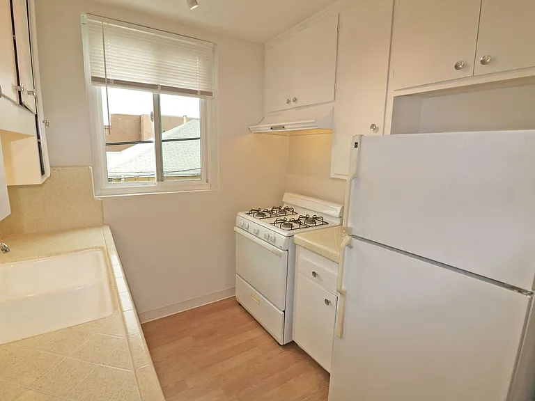 1834 Mission Ave — Photo 9