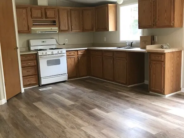 37 Windsor St, South Paris, ME 04281