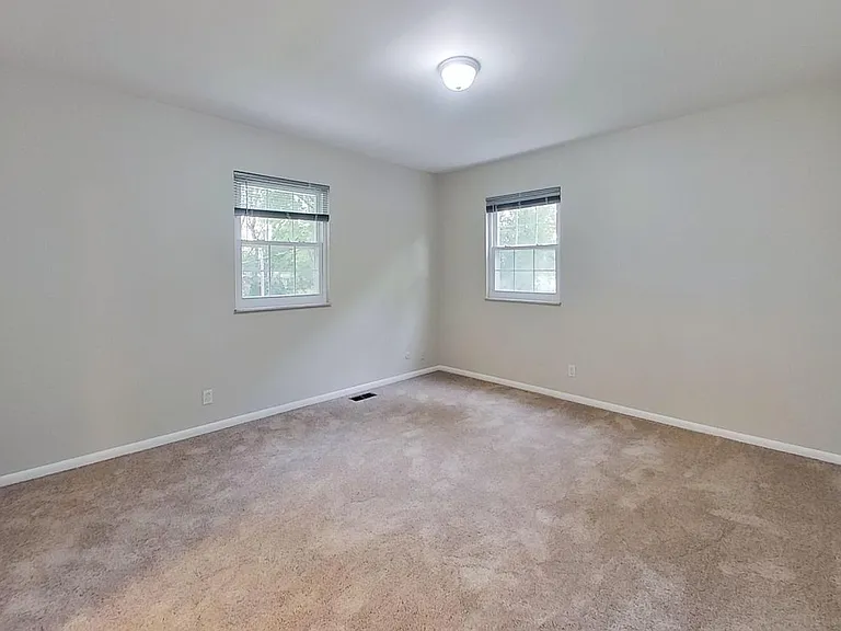 8027 N Richardt Ave — Photo 15