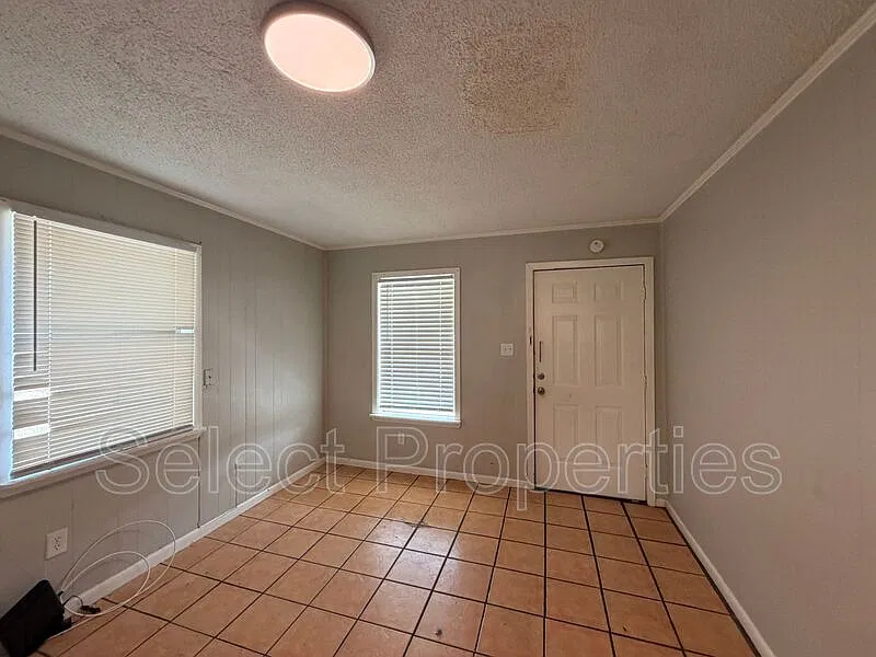 203 N Rogers St — Photo 2