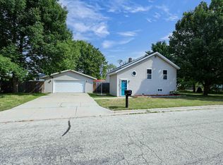 215 7th St, Oconto, WI 54153