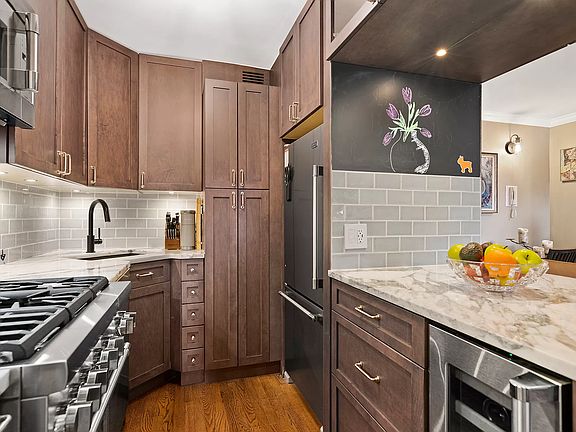 3rd image of 333 E 66th St APT 3D
