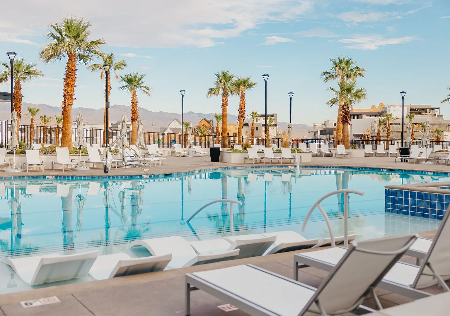 Amenities Galore! Desert Color 3 Bed townhome — Photo 2