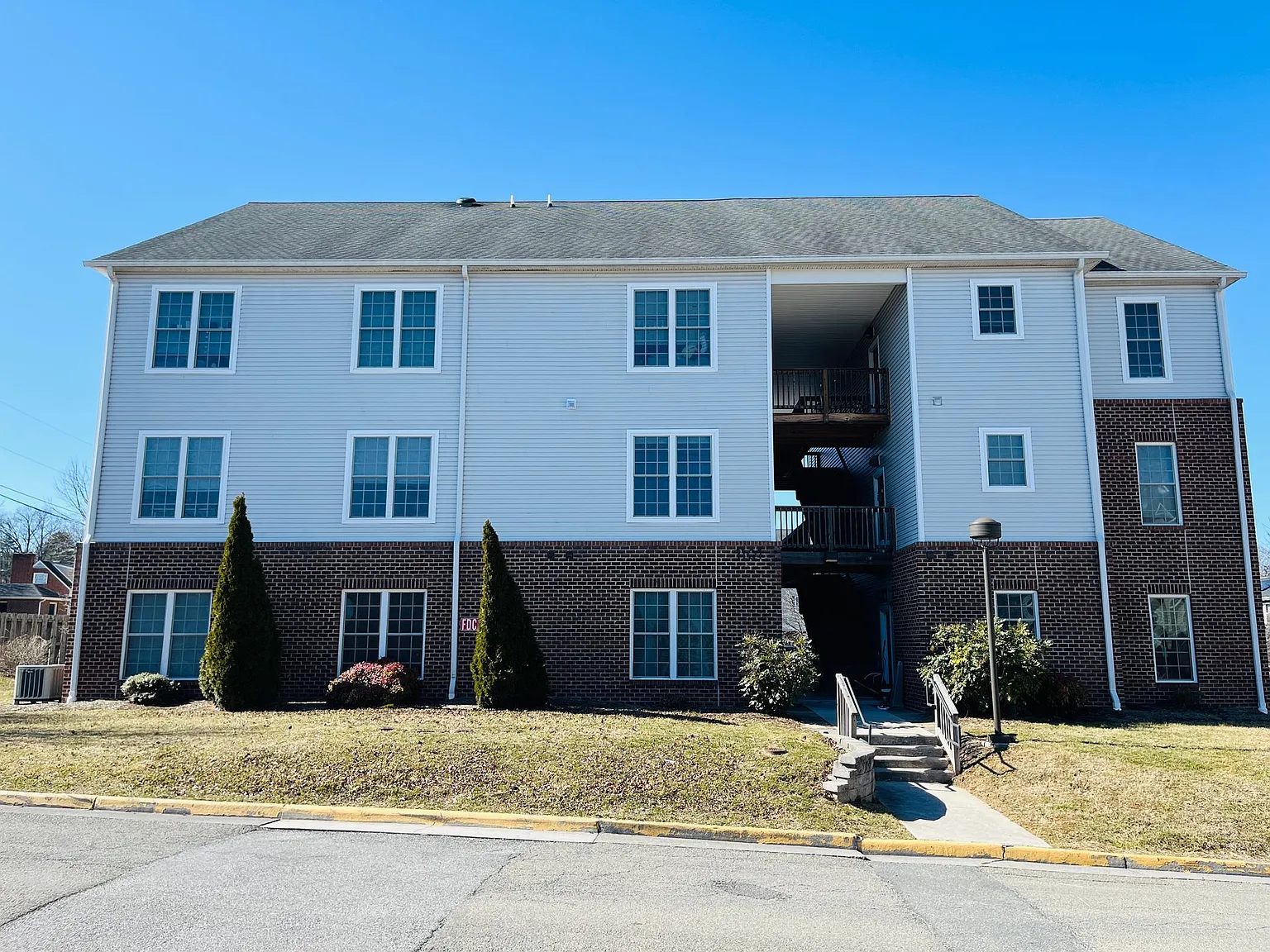 2 or 3 Bedroom, 1 or 2 Bath Apartments — Photo 3