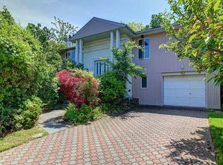 93 Captains Rd, Valley Stream, NY 11581