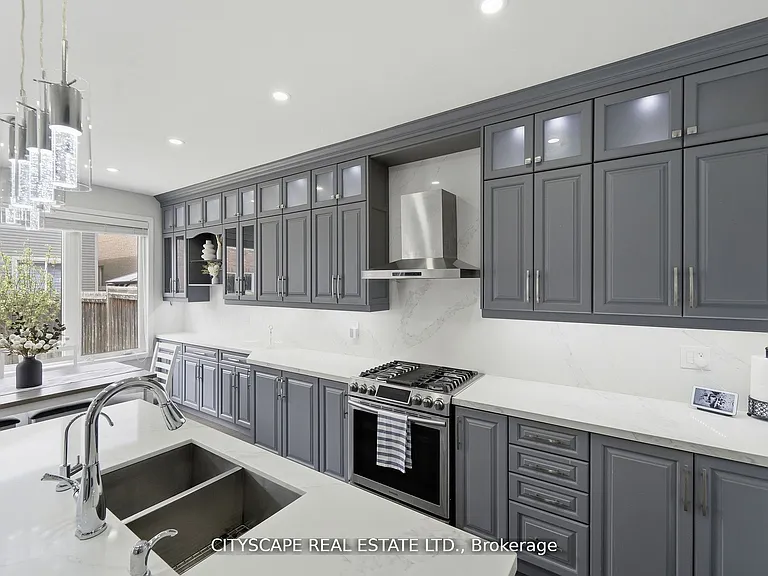 305 Gleave Ter — Photo 12