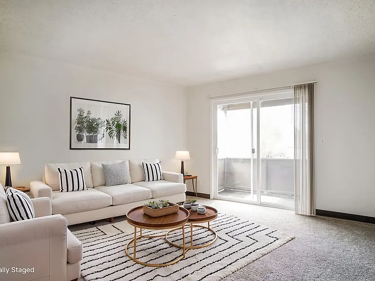 Riviera Apartments — Photo 15