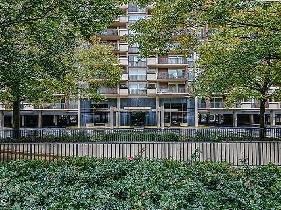 3rd image of 1300 Army Navy Dr APT 801