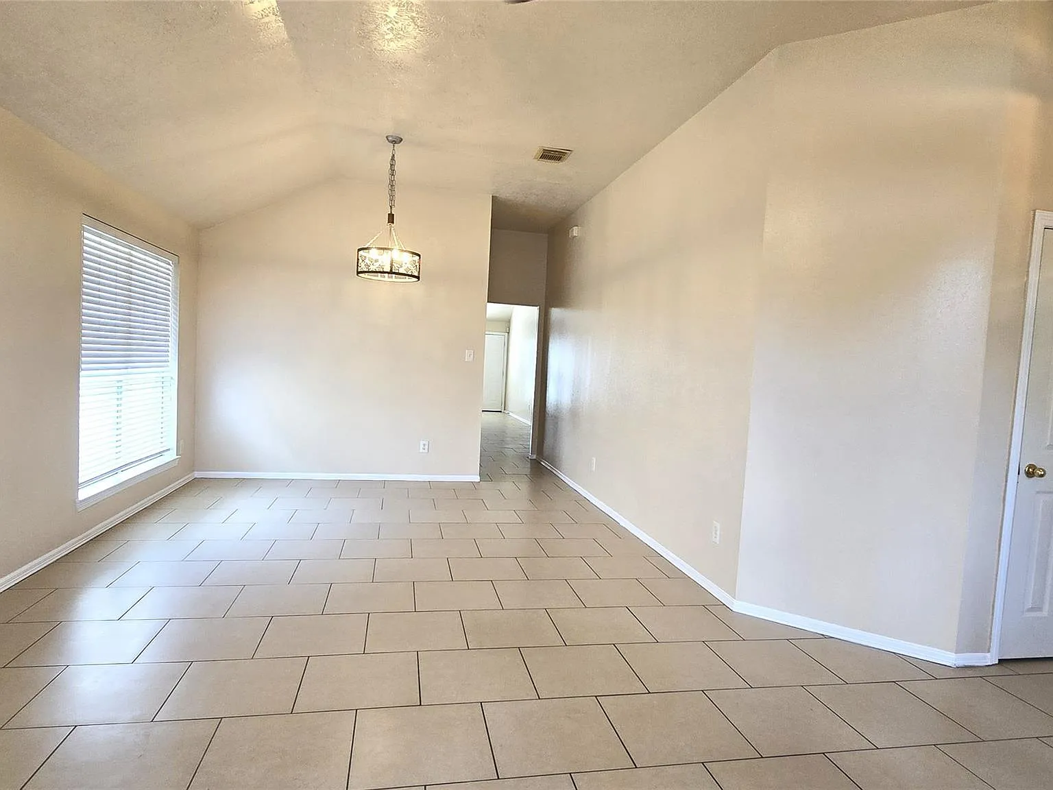 4 bed, 2.0 bath, 1896 sqft, $2,000 — Photo 3