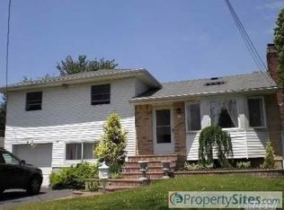 6 Dovecote Ln, Commack, NY 11725