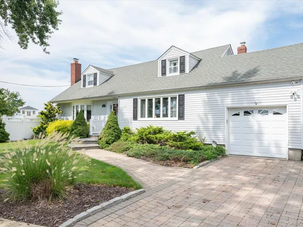 15 E Lincoln Avenue, Massapequa, NY 11758