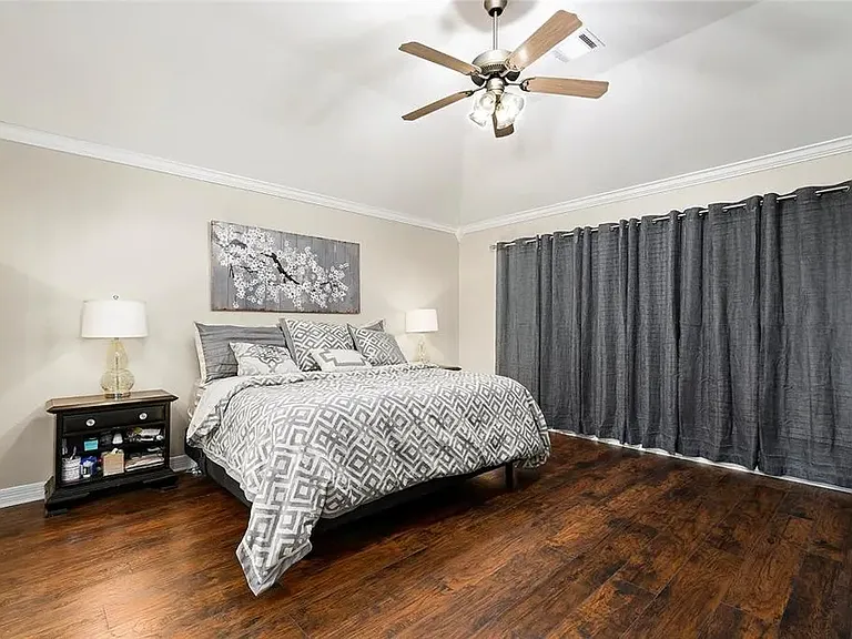 1910 Caroline Ave — Photo 15