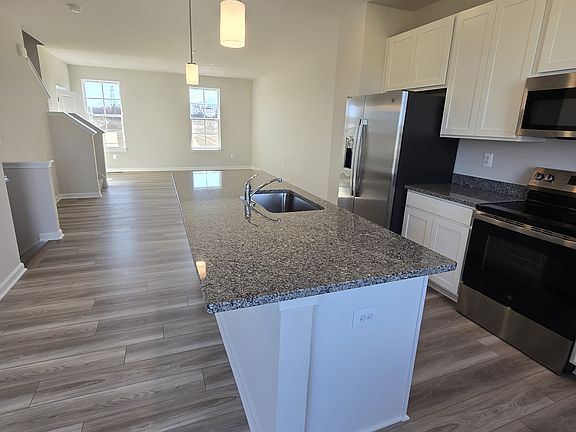 5th image of 585 Seeback Dr