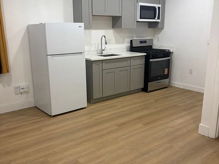 594 Victoria Ct — Photo 3