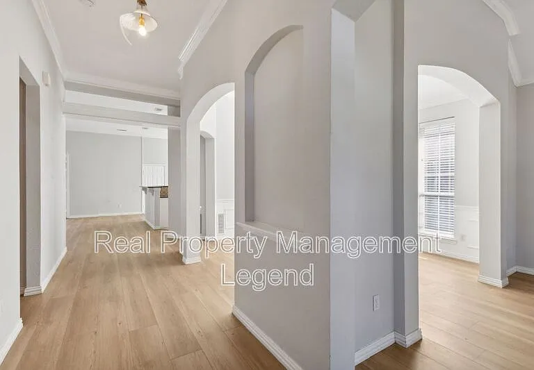 8012 Greenwood Dr — Photo 3