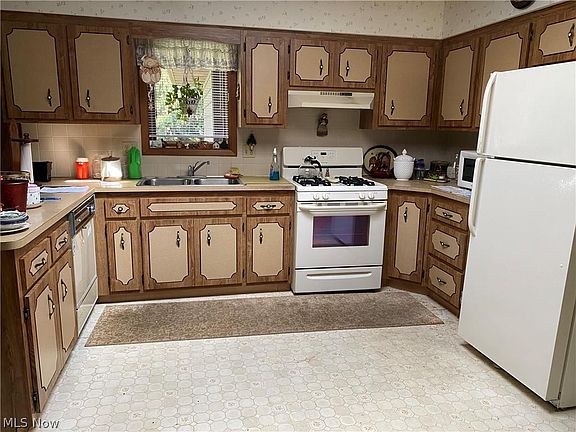 3rd image of 1751 Applewood Dr