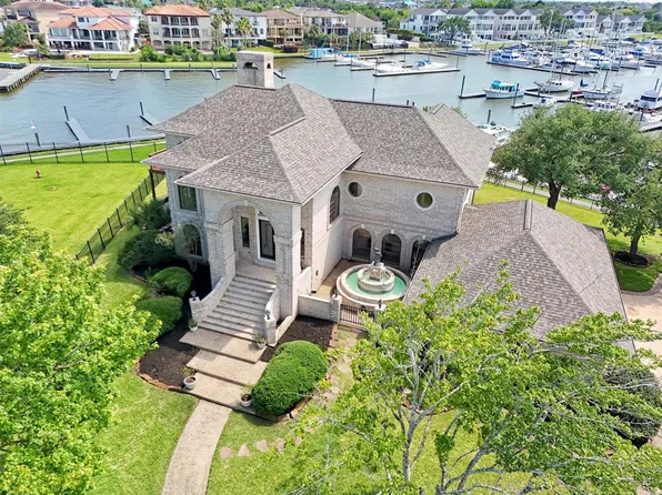 107 Twin Oaks Way, Kemah, TX 77565