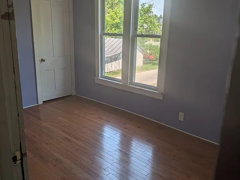 1033 Myers Ave — Photo 2