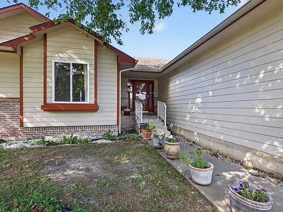3rd image of 1802 S Hoyt Cir