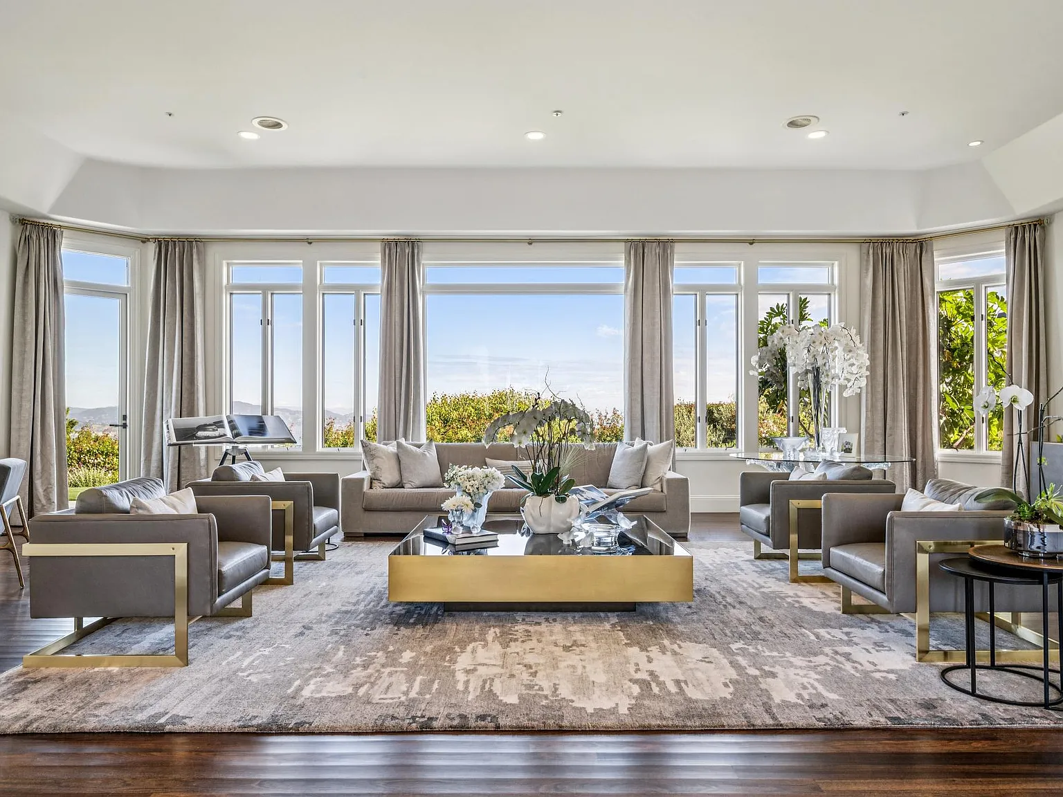 6 bed, 5.5 bath, 6235 sqft, $35,000 — Photo 4
