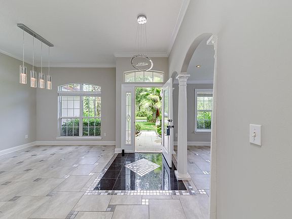 3rd image of 312 W Silverthorn Ln