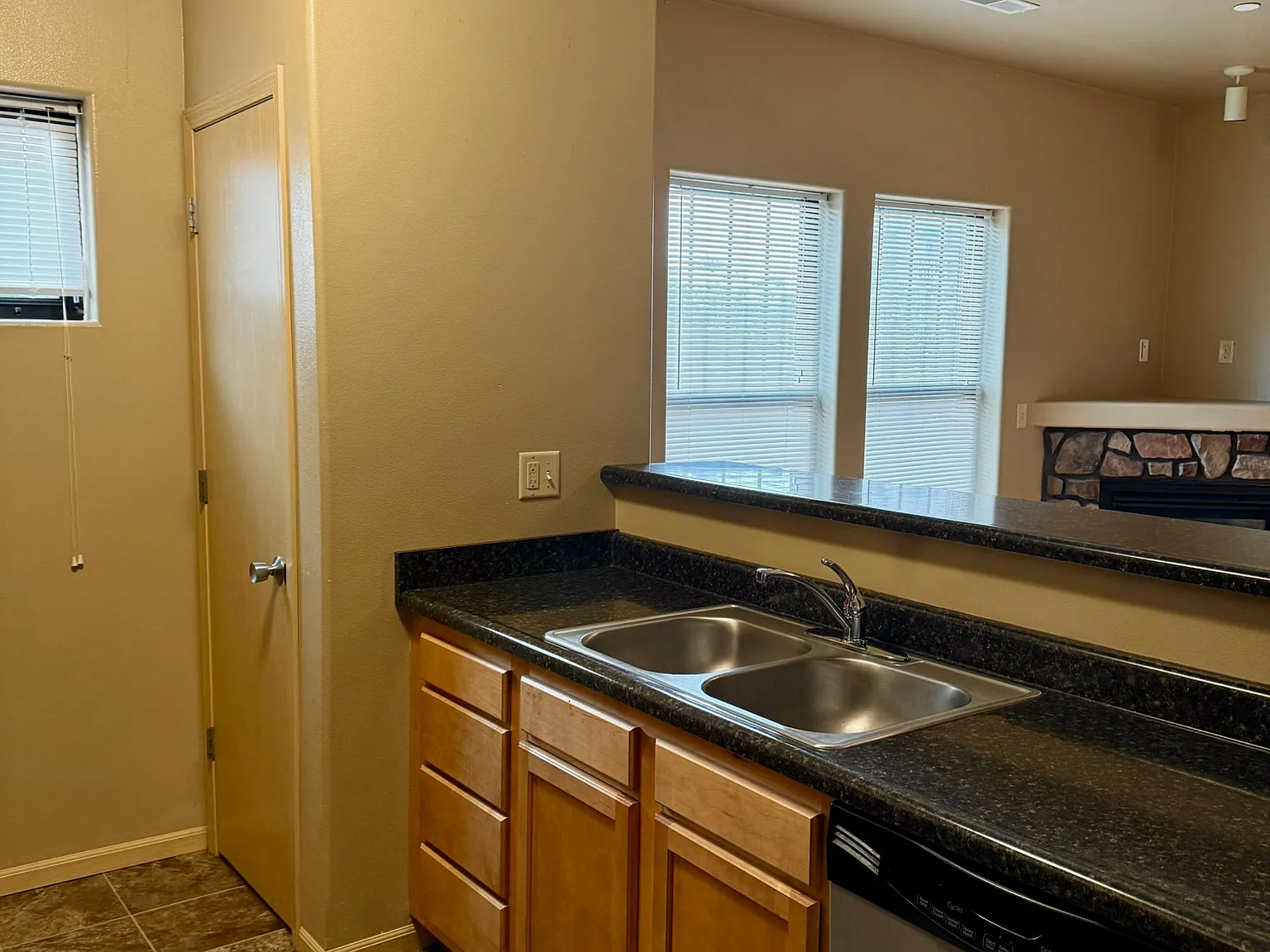 3 bed, 1312 sqft, $2,605 — Photo 3