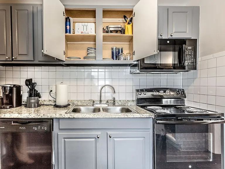 222 W 31st St — Photo 17