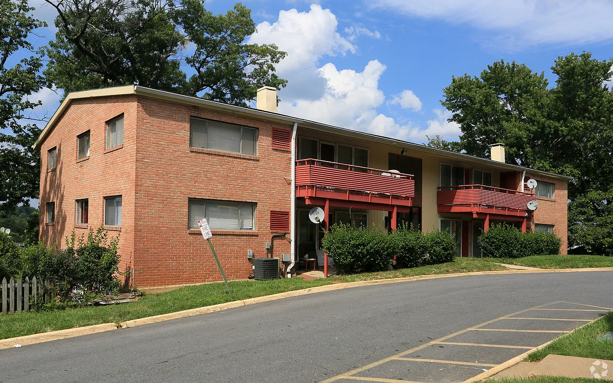 East Pines Terrace — Photo 2