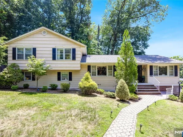 551 Stellman Dr, Westwood, NJ 07675