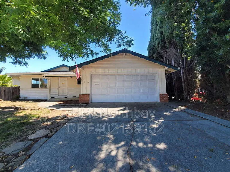 1325 Canterbury Dr — Photo 1
