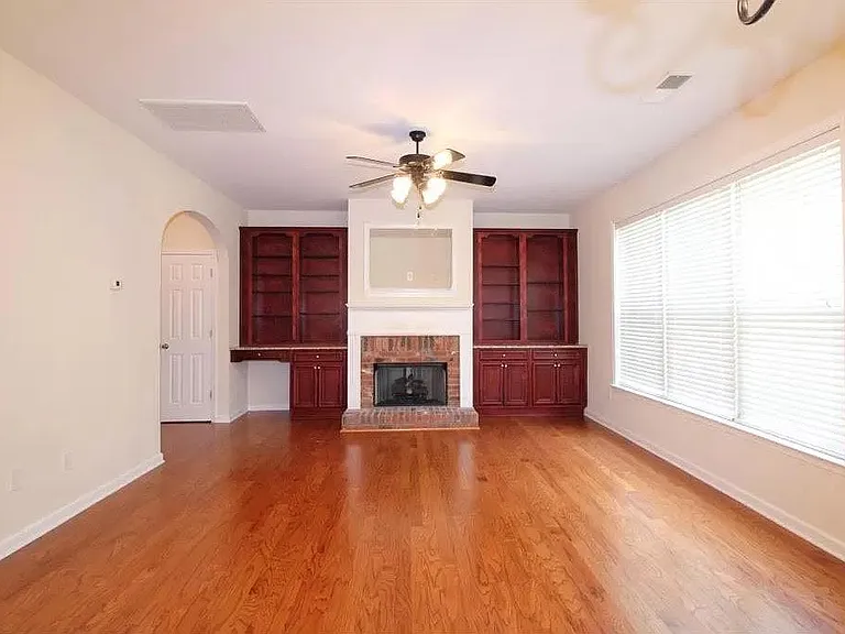 1272 Houndslake Dr — Photo 2