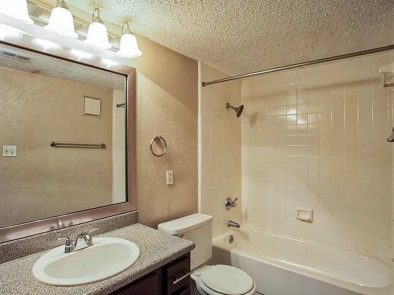 Highlands Creek Apartments — Photo 10