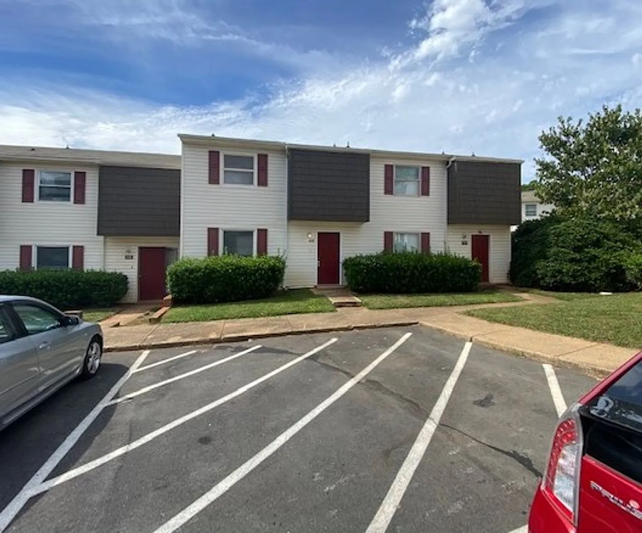 1/2 Mo Off Special 3 bed, 2 1/2 townhome - Sharon Lakes off S Blvd near light rail — Photo 2