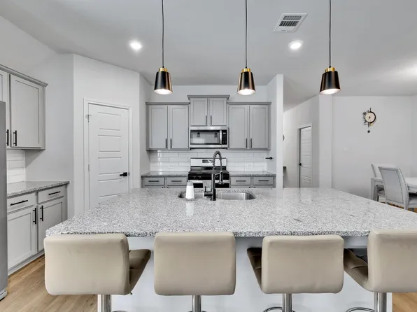 9813 Tinsley St, Aubrey, TX 76227