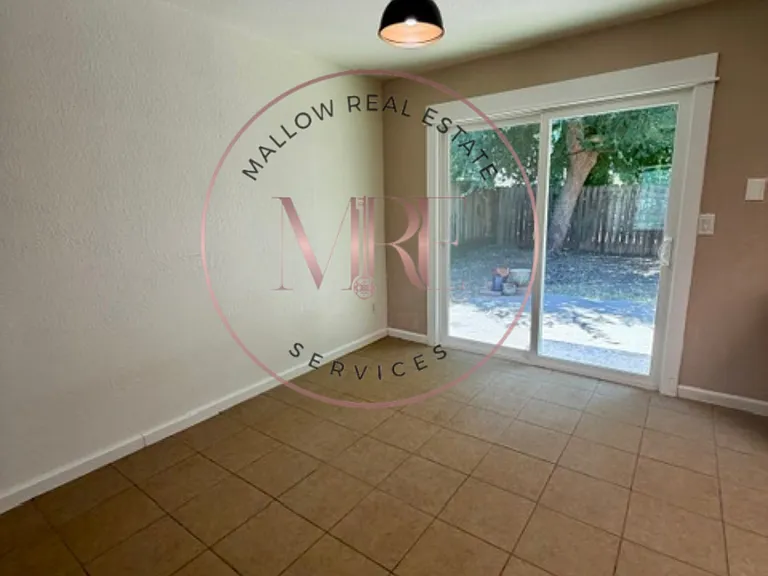 1700 Brookglen Dr — Photo 3
