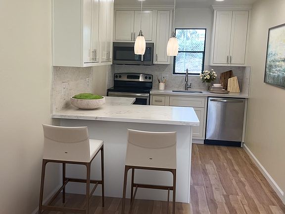 3rd image of 395 Camelback Rd APT 2