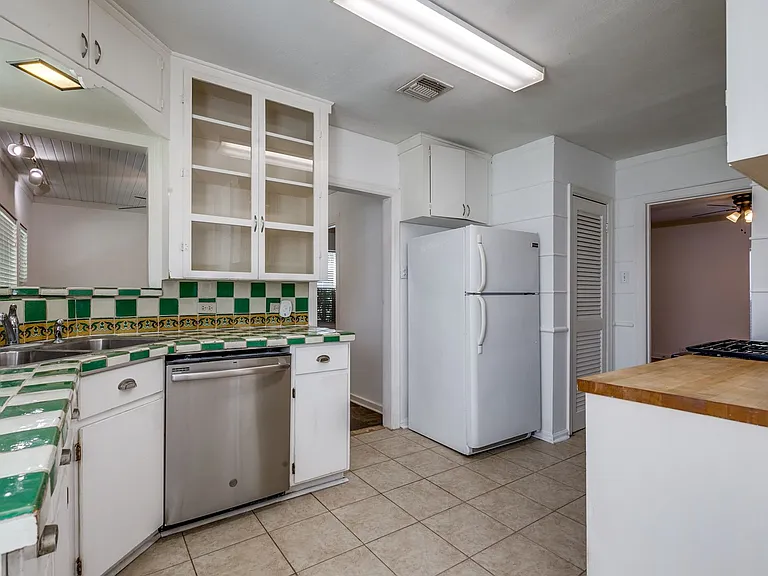 206 Chevy Chase Dr — Photo 12