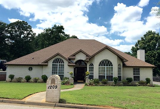 2nd image of 1209 Jasmine Ln