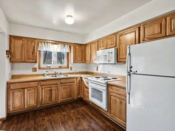 4th image of 22398 Struwin Rd