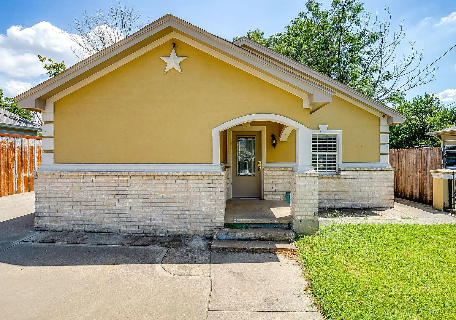 Spacious 2 Bed, 1 Bath Home in Riverside Ready for New Tenants- 76111 — Photo 1