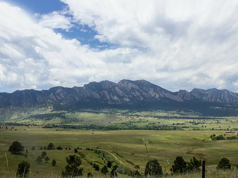 Only a 10-minute drive to numerous hiking trails