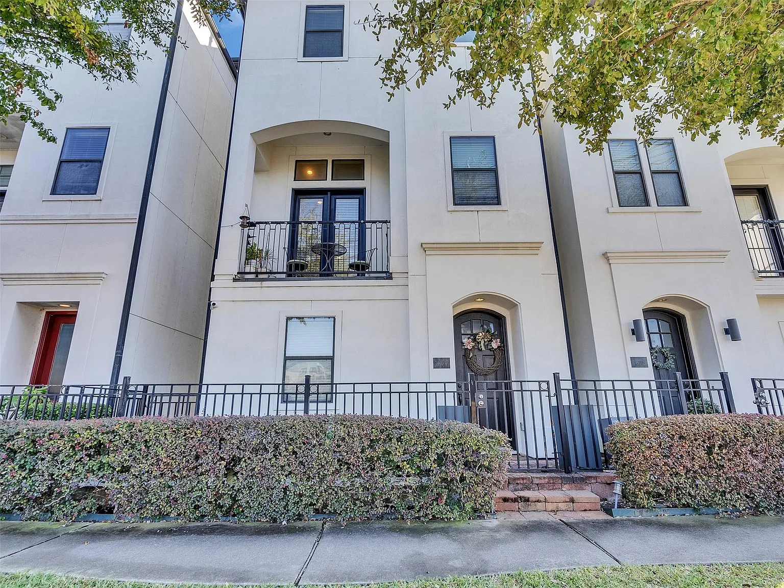 3 bed, 3.5 bath, 2366 sqft, $3,500 — Photo 2