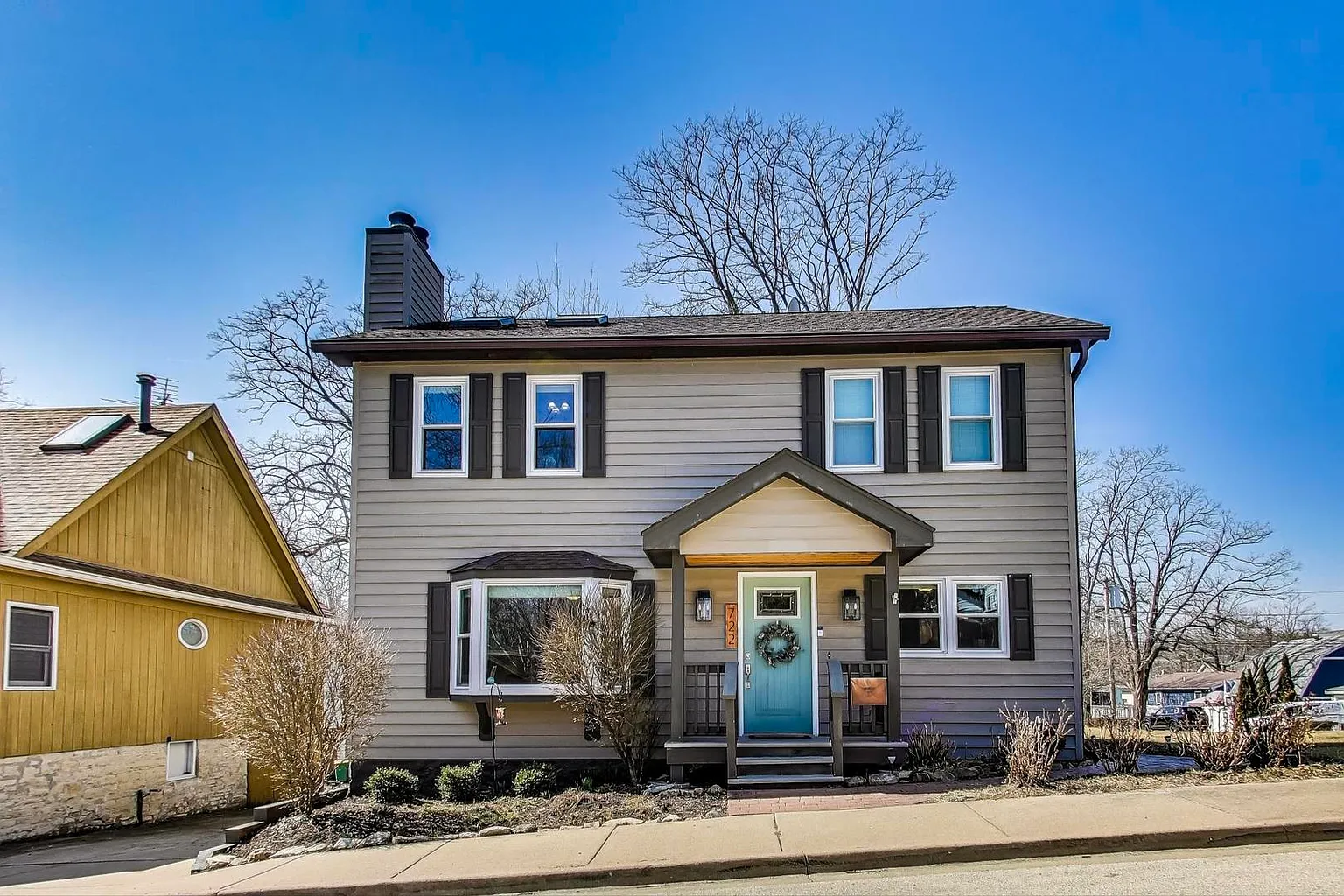 722 Czacki St photo 1