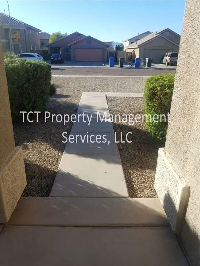 3 bed, 2.0 bath, 1318 sqft, $1,700 — Photo 2