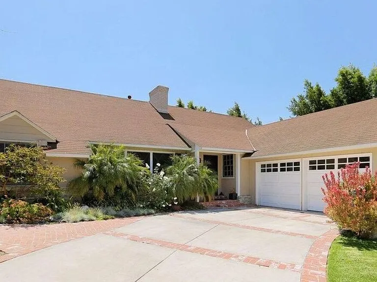 3076 Earlmar Dr — Photo 2