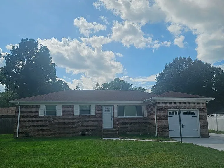 1068 Sharon Dr — Photo 1